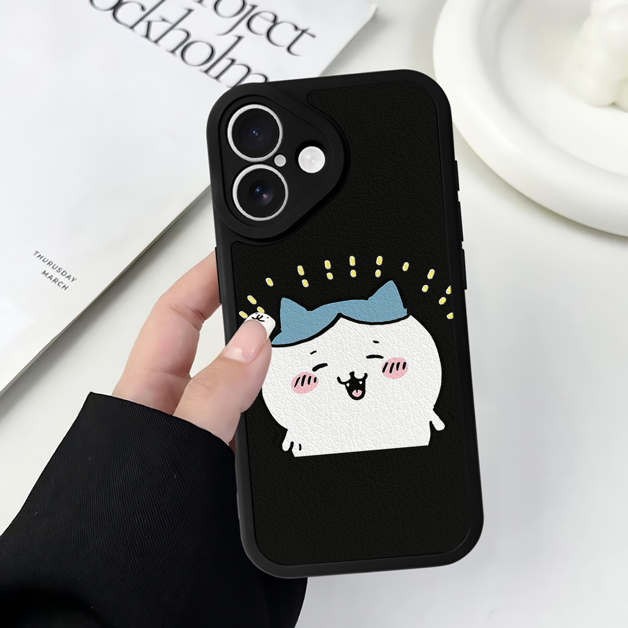 （画像用） ちいかわ ハチワレ Chii-kawa hachiware 【iPhone 16シリーズ対応】シリコンスマホケース（レザー調） 材質：シリコン